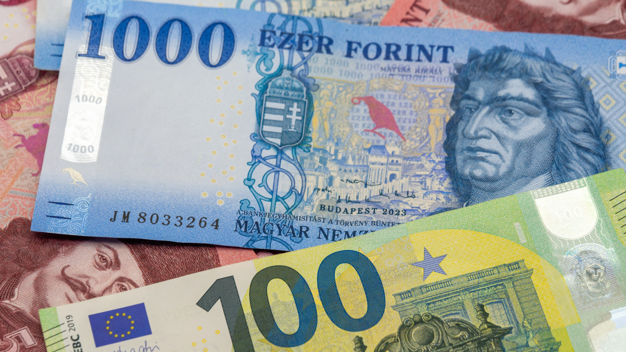 Tovább erősödhet a forint: már nem csak álom a 370-es euró