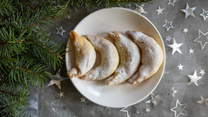 Így készül a hagyományos hókifli zsírral és tejföllel - Vaníliás, lekváros, mandulás és omlós diós hókifli receptek karácsonyra