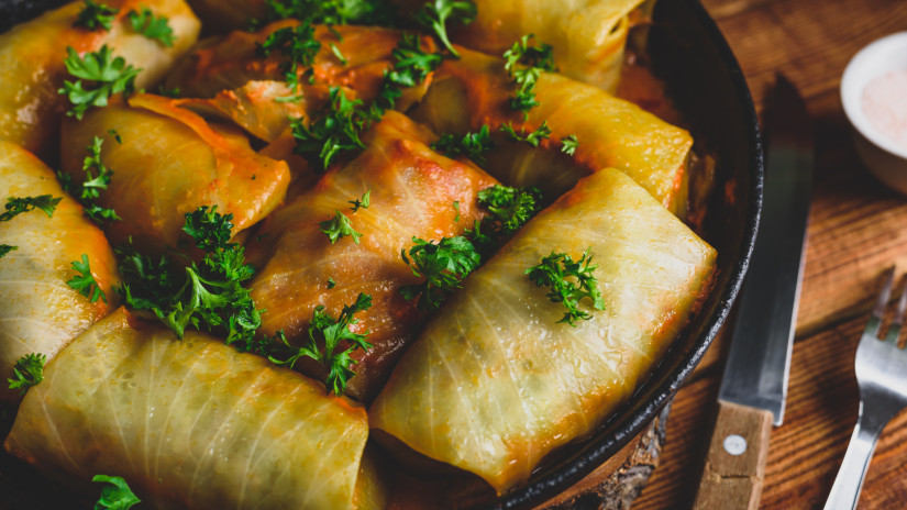 Nálatok hogy készül a töltött káposzta? Itt az erdélyi és szabolcsi recept - Töltött káposzta savanyú káposztából, a tőtike tekerése, lábatlan tyúk sütőben, kemencében