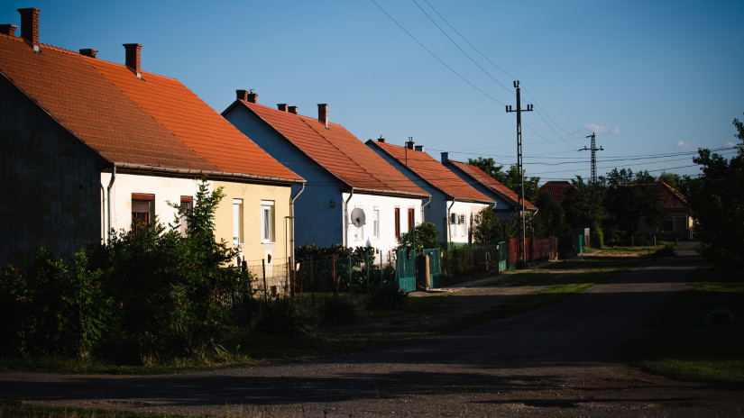 Balatoni családi ház 12-17 millióért? Nem vicc, bárki megveheti: csak pár darab van, Otthon Start is felvehető rájuk