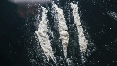 Megszállta a rendőrség ByeAlex otthonát: durva drogügybe keveredett az énekes, van akiket őrizetbe is vettek