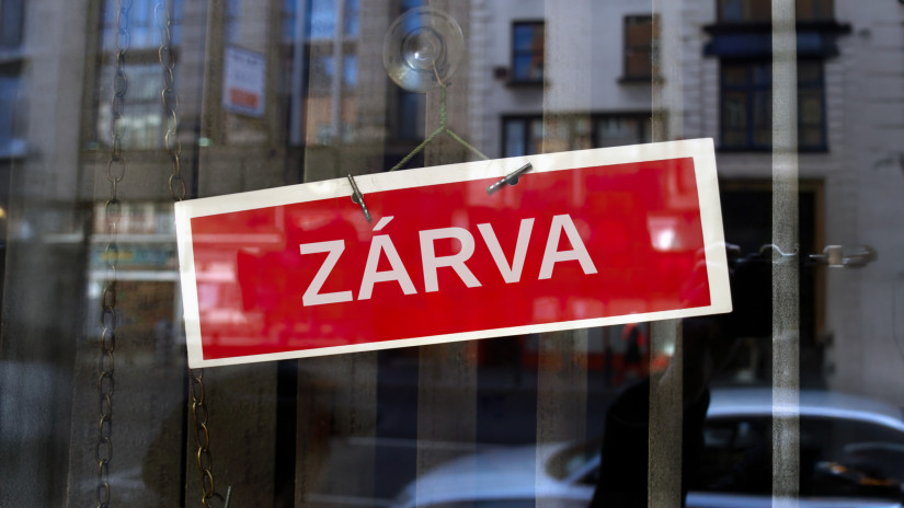 Óriási boltbezárást jelentett be a magyar áruházlánc: ezek az üzletek nem nyitnak ki, óriási a sokk