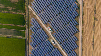 Döbbenetes látványra is: 85 hektáron giga napelempark épült a vidéki nagyváros határán + Fotók