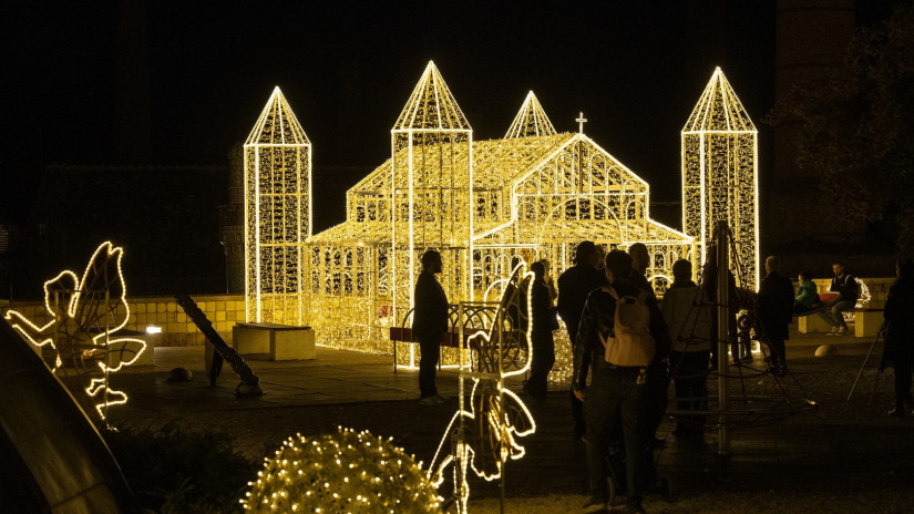 Húzós árakkal indul az advent Pécsen: ennyiért bolyonghatsz 2025-ben a Zsolnay Negyed elvarázsolt fényerdejében