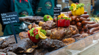 Kvíz: Te mit tippelsz, mennyibe kerül a lángos, töltött káposzta, forralt bor a Vörösmarty téri karácsonyi vásárban 2025-ben?