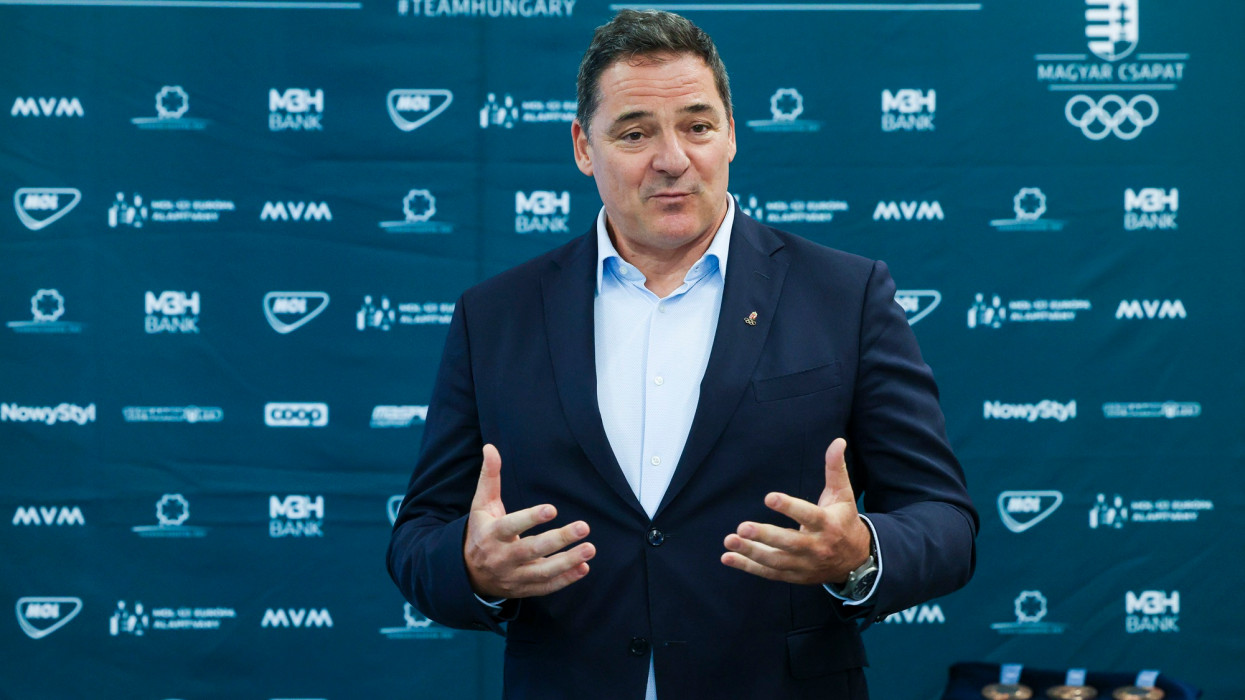 Budapest, 2025. július 9.Gyulay Zsolt, a Magyar Olimpiai Bizottság (MOB) elnöke beszédet mond Muhari Eszter párbajtőrözőnek, Fojt Sára kajakosnak és Major Veronika sportlövőnek a tavalyi párizsi olimpián nyert bronzérmeinek kicserélé