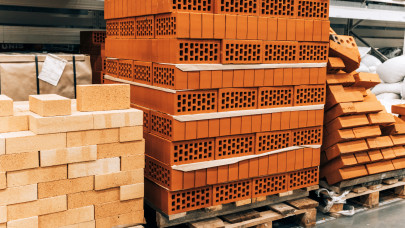 Erre számítson, aki a következő hónapokban építkezik, felújít: az építőanyagok árát is felveri az Otthon Start?