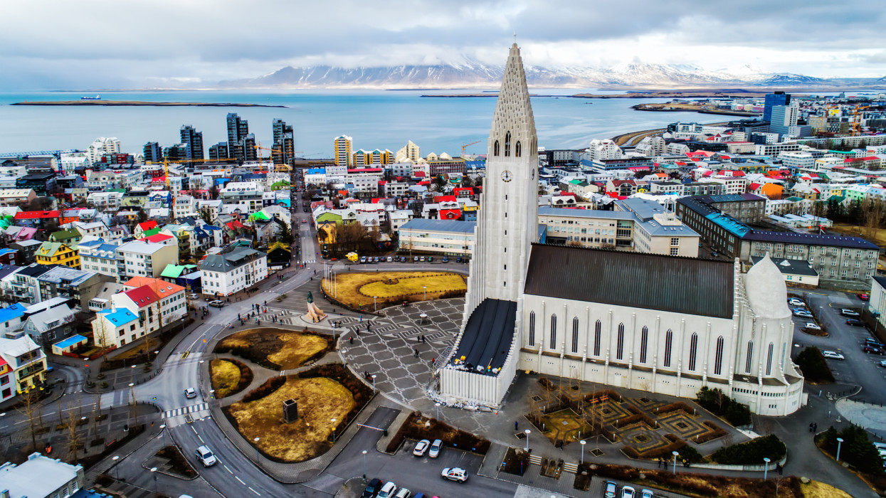 Légi felvétel a híres Hallgrimskirkja katedrálisról és Reykjavik városáról Izlandon. A kép akciódrón kamerával készült.