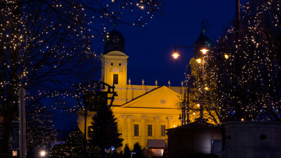 Debreceni karácsonyi vásár 2025: sosem látott jégvirágkarnevál és fényerdő dobja fel az idei adventet