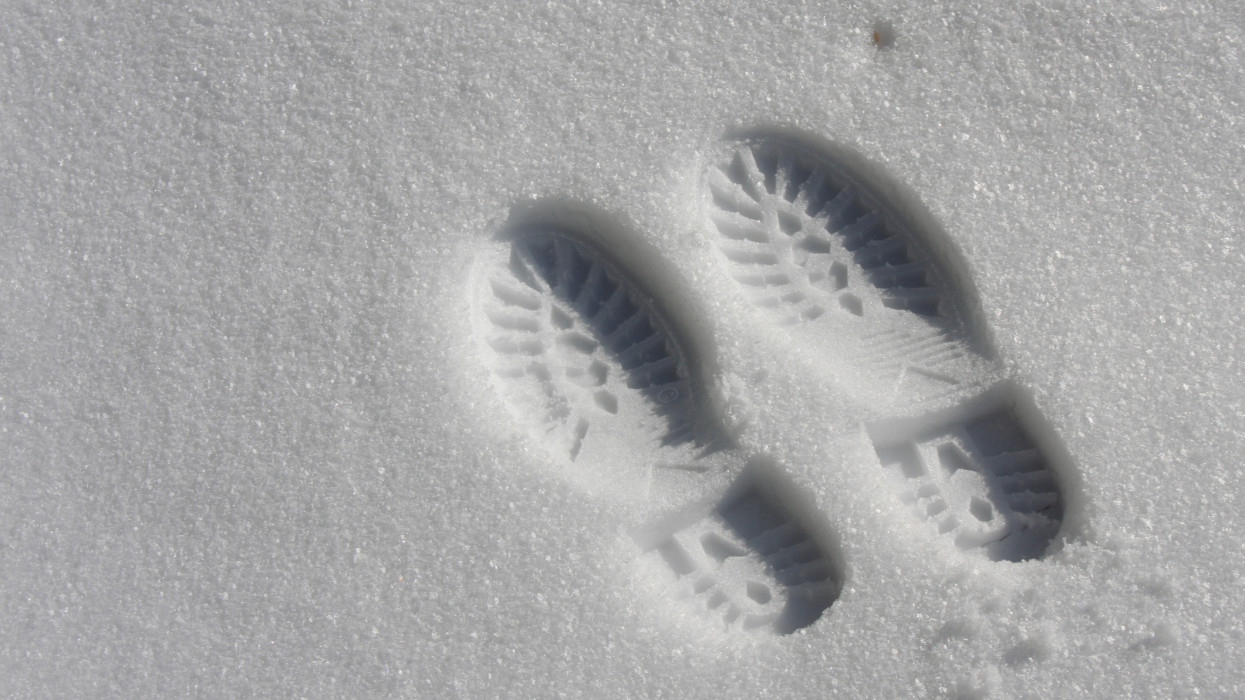 Lábnyomok a hóban