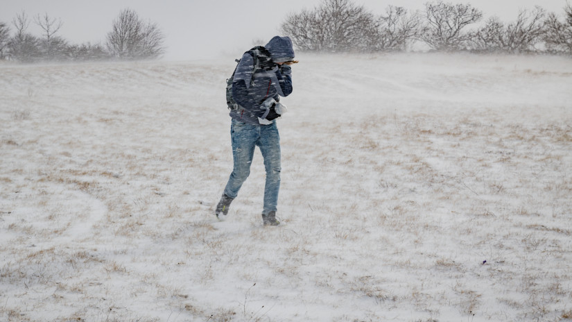 Kiadták a figyelmeztetést: újabb havazás, hófúvás nehezítheti ma a közlekedést