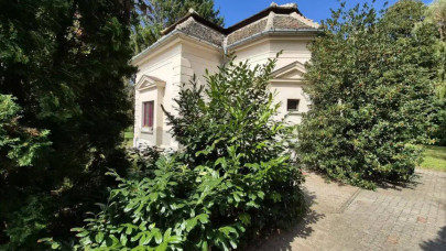 Grófi őrbódéból varázsoltak modern otthont Pápán: most 68 millióért árulják a különleges házat + Fotók