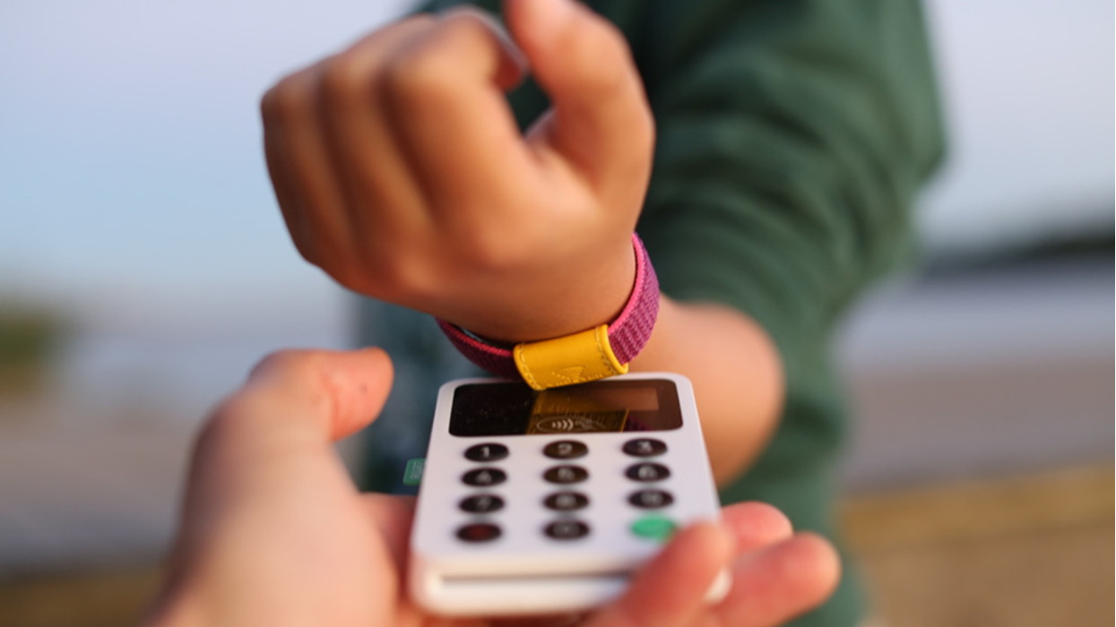 A stílus maga az ember - már karkötővel és gyűrűvel is fizethetnek a Gránit Bank ügyfelei