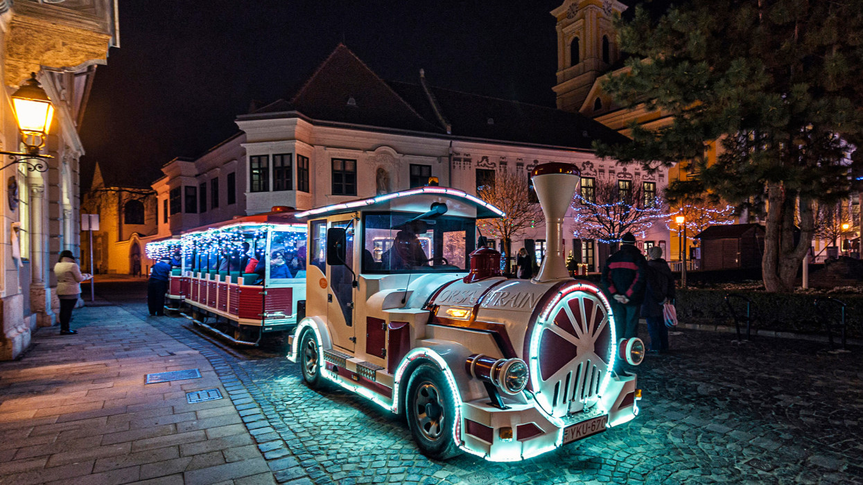 Székesfehérvári karácsonyi vásár 2025: robog a fényvonat, díjnyertes ízek és szuper koncertek várnak