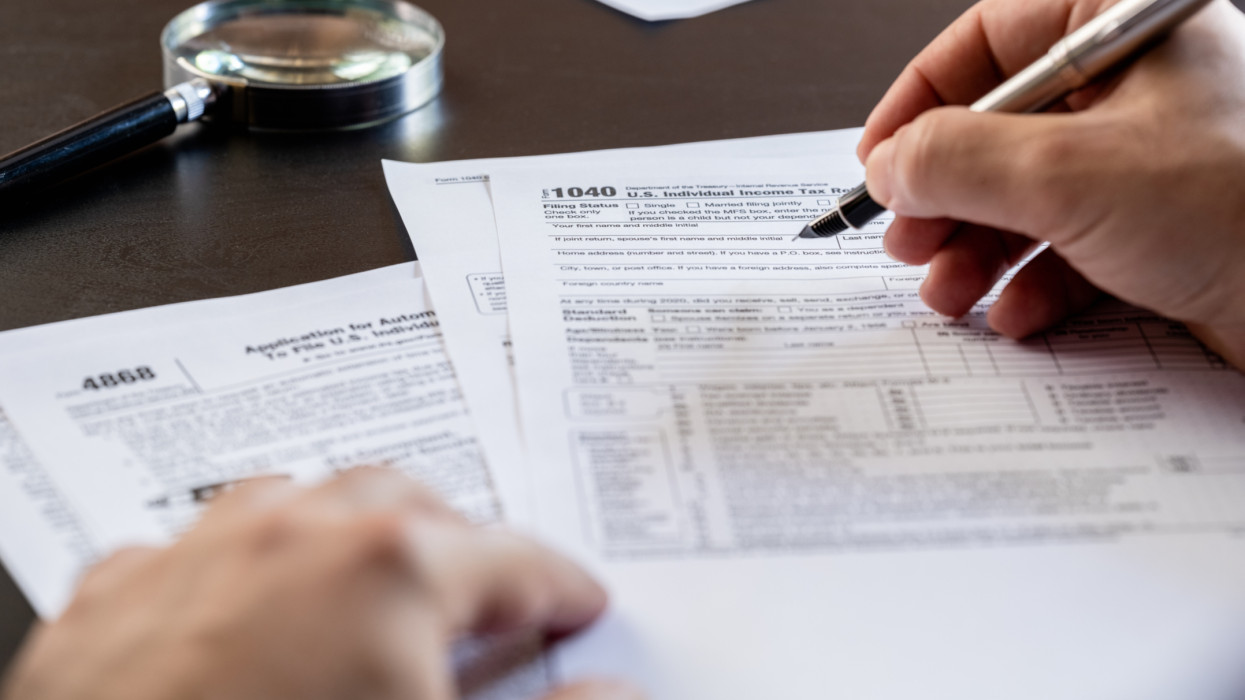 Óriási adókönnyítés jön a kisvállalkozóknak: sokan százezreket spórolhatnak 2026-tól