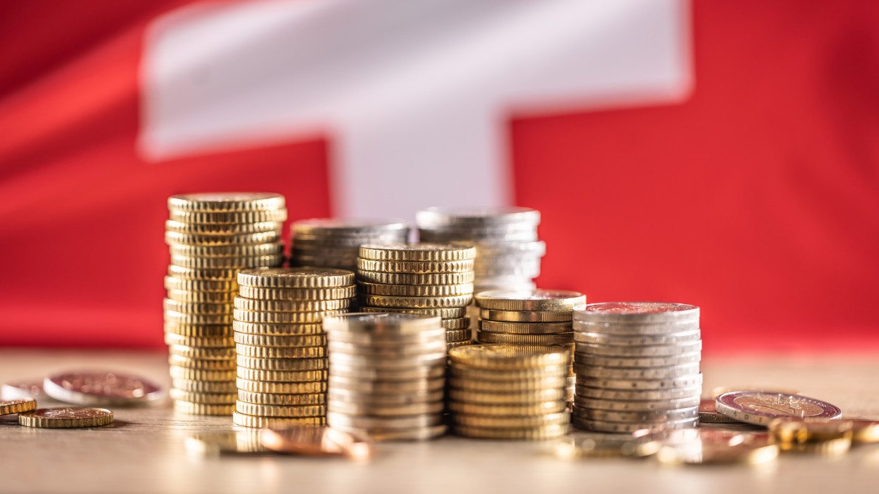 Új adó bevezetése jöhet: most a gazdagok pénzét osztanák újra, népszavazás lesz!