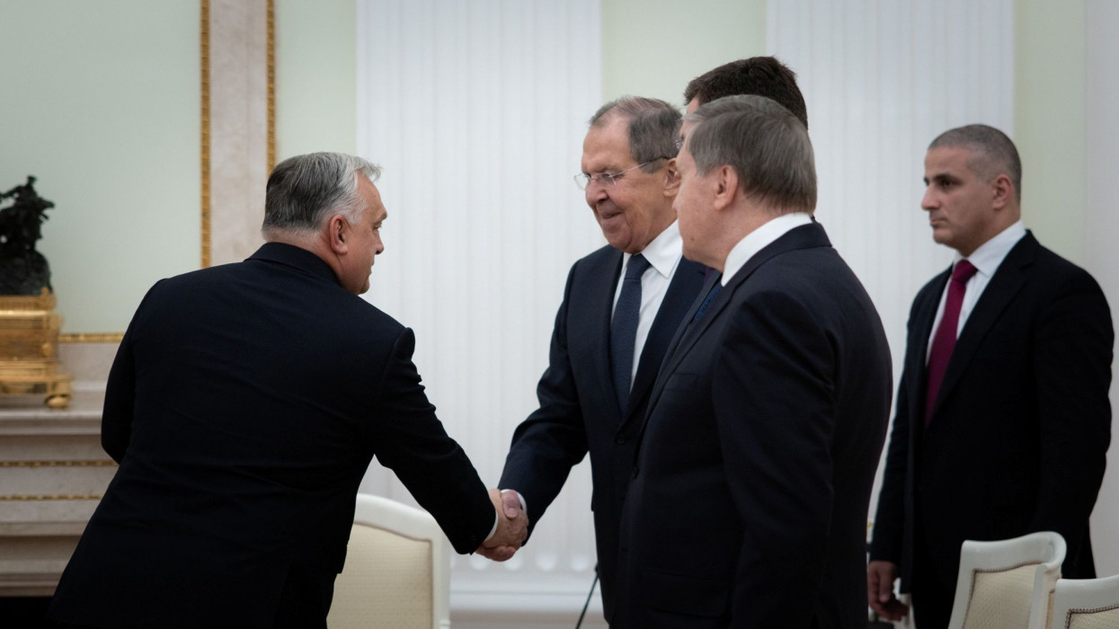 Moszkva, 2025. november 28. A Miniszterelnöki Kommunikációs Főosztály által közreadott képen Orbán Viktor miniszterelnök (b) és Szergej Lavrov orosz külügyminiszter kezet fog (b2) a Vlagyimir Putyin orosz államfővel folytatott találkoz