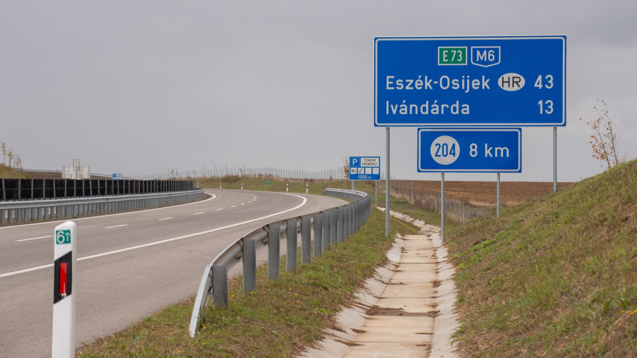 Rengeteg magyarnak járhat kedvezményes pályamatrica 2026-ban: kevesen tudnak róla, így kell igényelni