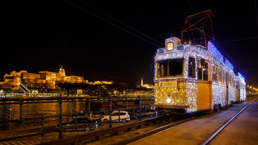 Itt a karácsonyi fényvillamos menetrend 2025-ben: ezeket a vonalakon közlekedik az adventi fényflotta Budapesten