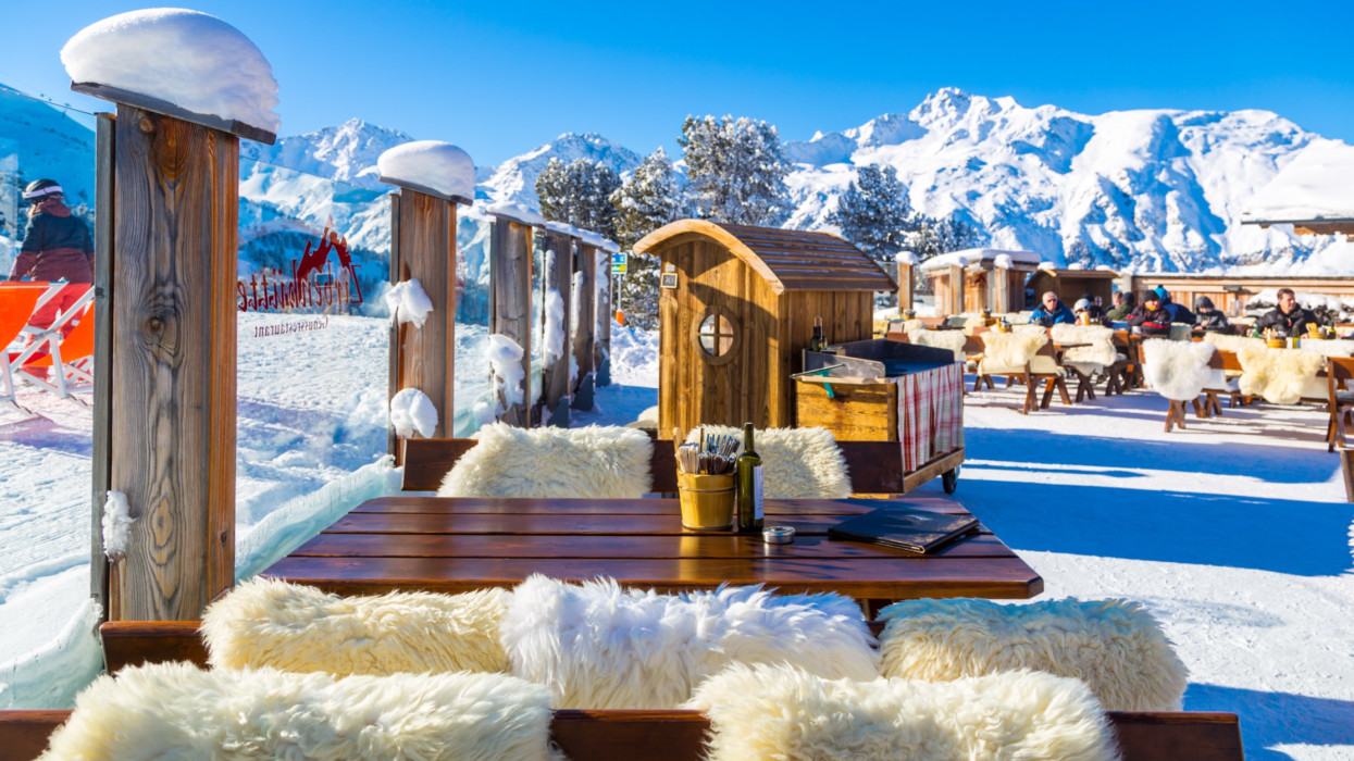 Csillagászati fizetéssel keresnek mosogatókat Ausztriában a téli szezonra: még bőven vannak helyek, egy vagyont lehet így félretenni