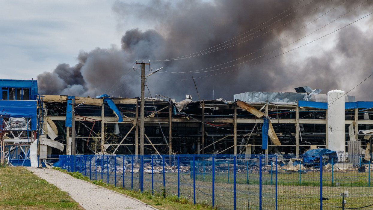 Munkács, 2025. augusztus 21. Füstfelhő egy elektronikai eszközöket gyártó iparvállalat munkácsi telephelyén, melyet orosz rakétatámadás ért 2025. augusztus 21-én hajnalban. MTI/Nemes János