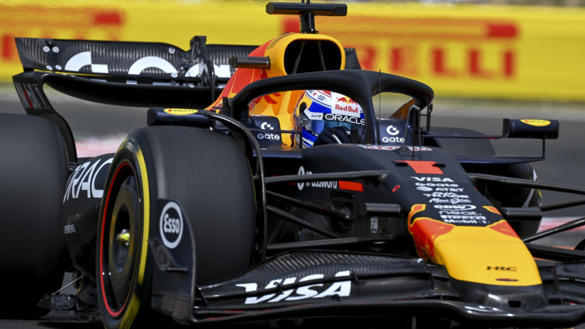 Lapátra tette Tsunodát a Red Bull, ő lesz Verstappen csapattársa jövőre: teljessé vált az F1 2026-os mezőnye