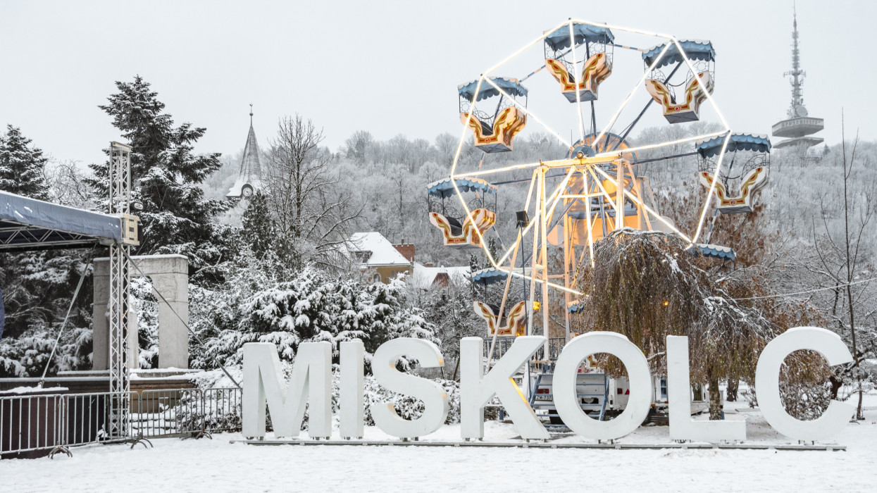 Miskolci karácsonyi vásár 2025: csilingel a fényvillamos, nyit a jégpálya - ne maradj le a sztárfellépőkről sem!