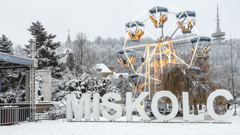 Miskolci karácsonyi vásár 2025: csilingel a fényvillamos, nyit a jégpálya - ne maradj le a sztárfellépőkről sem!