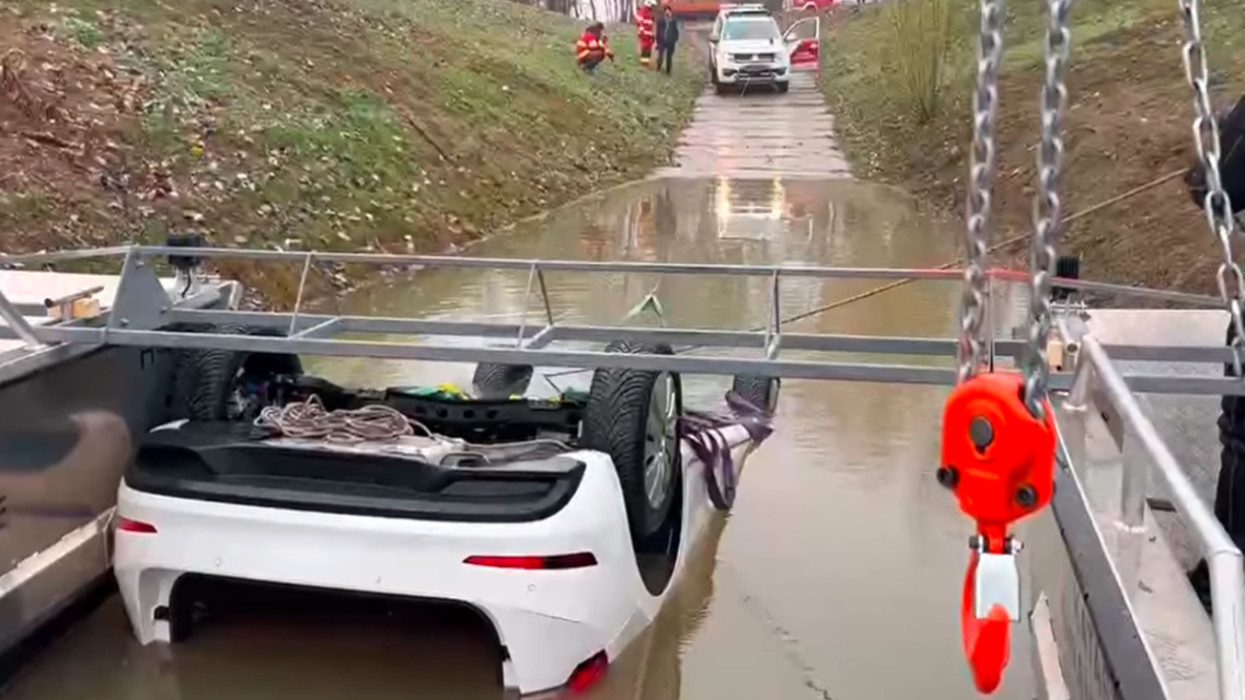 Videón a döbbenetes akció: napokig kínlódtak vele, végül 8 méter mélyről emelték ki a Tiszába zuhant autót