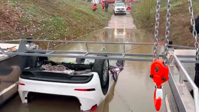 Videón a döbbenetes akció: napokig kínlódtak vele, végül 8 méter mélyről emelték ki a Tiszába zuhant autót