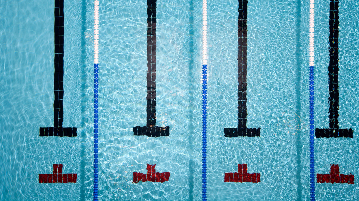 Botrányos baleset a legendás magyar úszóedző oktatásán: egy 3 éves fiút kellett újraéleszteni, későn vették észre, hogy baj van