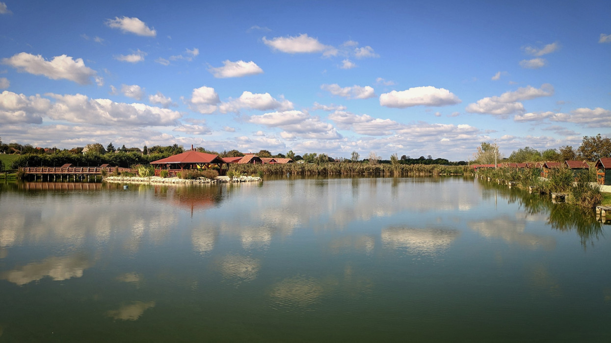 Eladó a magyar pecások kedvenc horgászparadicsoma: privát szigettel és 35 milliós halállománnyal