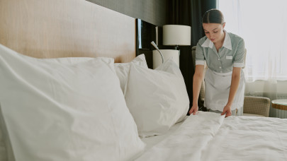 Ilyen egy magyar szobalány egy napja ausztriai hotelben: ennyit kell melózni a luxusfizetésért