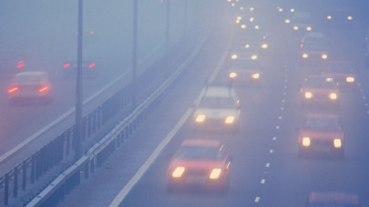 Több vármegyére is komoly figyelmeztetést adtak ki: brutál köd nehezíti ma a közlekedést