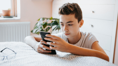 Itt a nagy mobiltrükk: rengetegen vesznek a gyereknek így telefont karácsonyra