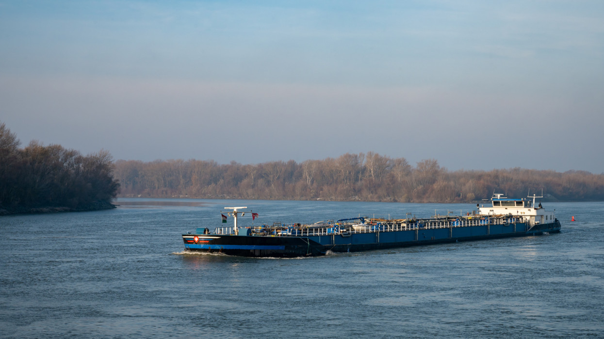 Napok óta zátony áll egy teherszállító Dunaföldvárnál: videón a megfeneklett Bonavia