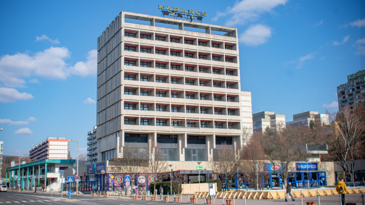 Áron alul vihető a vidéki nagyváros ikonikus kísértetszállója: bárki lecsaphat a híres toronyra + Fotók