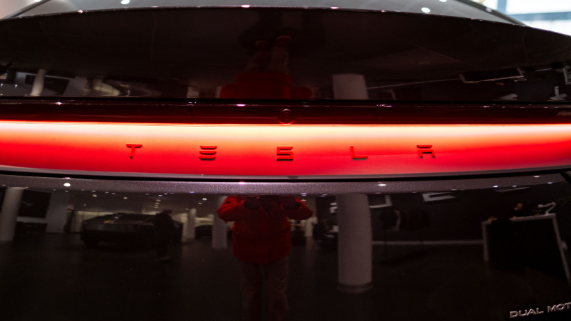 Egyre nagyobb bajban Elon Musk? Ütik-verik a Teslát, nagyon fontos dolgot bukott a cég