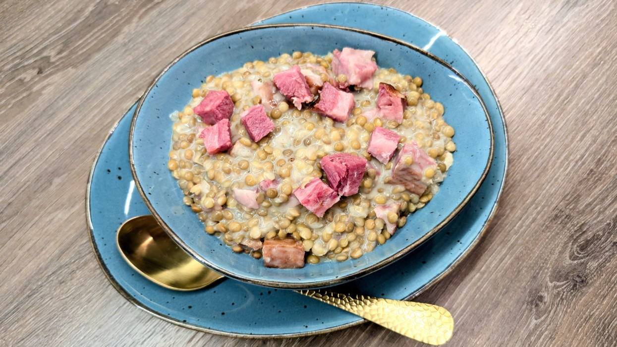 Ne gondold túl a szilveszteri lakomát! Így készül a retro lencsefőzelék füstölt hússal, nincs ennél finomabb