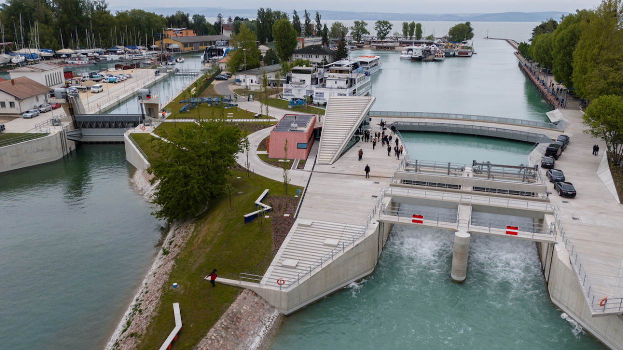 Felfigyelt a világ a Balaton fővárosára: rangos nemzetközi díjat söpört be a Sió-zsilip
