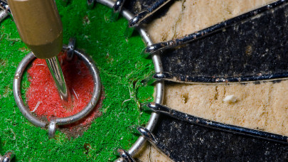 Ezek már az utolsó pillanatok: holnap lép színpadra a magyar dartsos a vébén, 17 év után ő az első