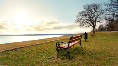 Letérkövezik a Balaton egyik legszebb sétányát: ezeréves hangulatot öntenek betonba