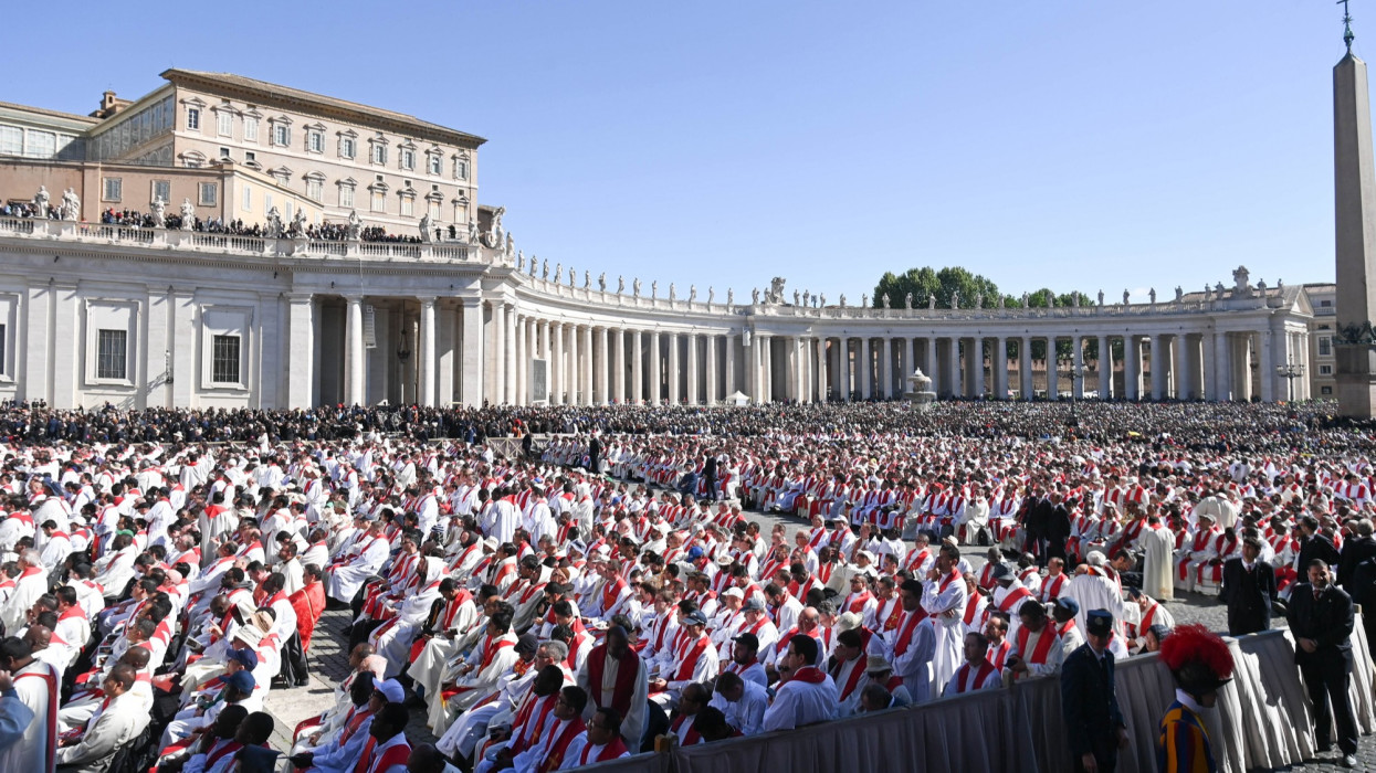 Mi történt? Minden bíborost a Vatikánba rendelt XIV. Leó pápa: rendkívüli tanácskozást hirdetett az egyházfő
