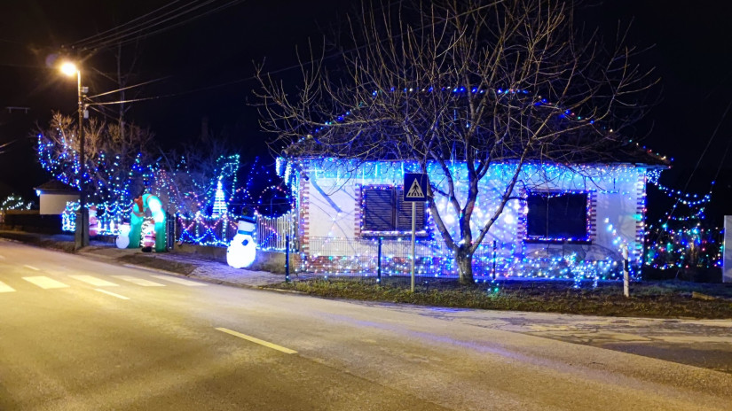 Megmenekült a lakitelki csodaház: bírsággal fenyegették a tulajdonost, de végül nem kell leszendie a karácsonyi fényeket