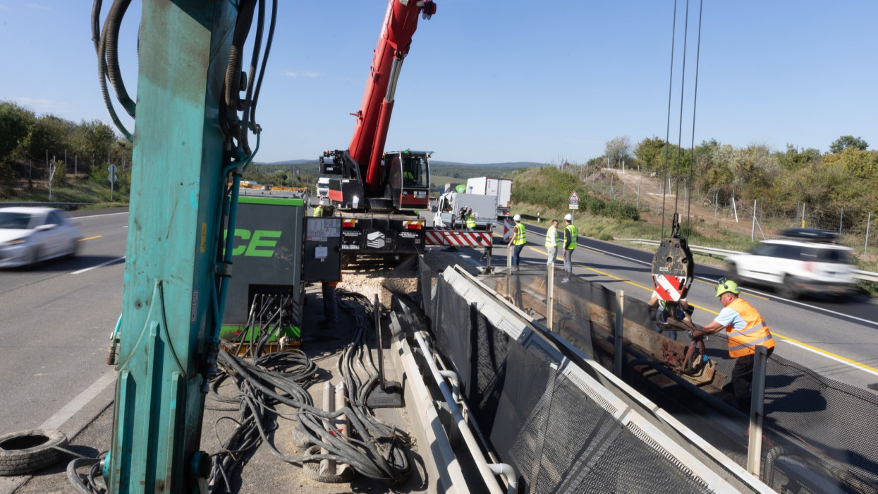 Ezt sokan nem tudják az új M1 regionális autópálya matricáról: ki veheti meg, hol és meddig érvényes 2026-ban?