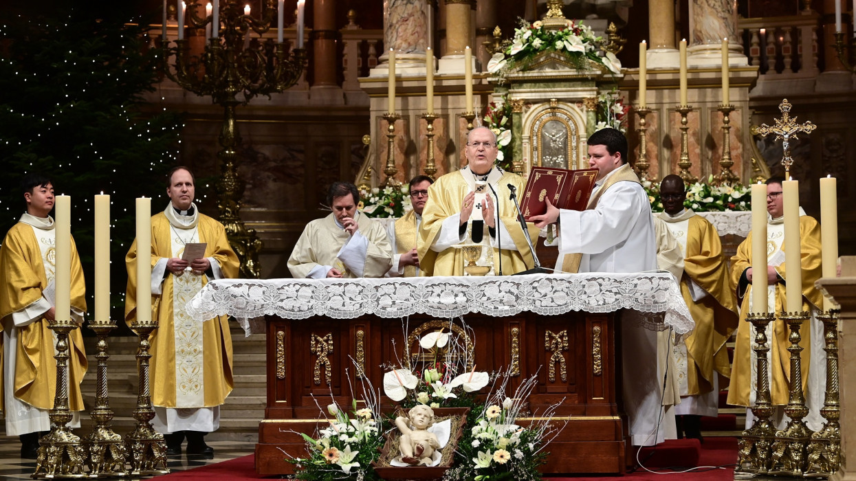 Karácsonyi szentmise Rómában és Magyarországon: erről emlékezett meg a pápa és Erdő Péter