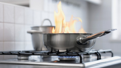 Tűzhelyen felejtett olaj, kigyulladt ebédlőasztal: volt dolguk a tűzoltóknak karácsonykor is