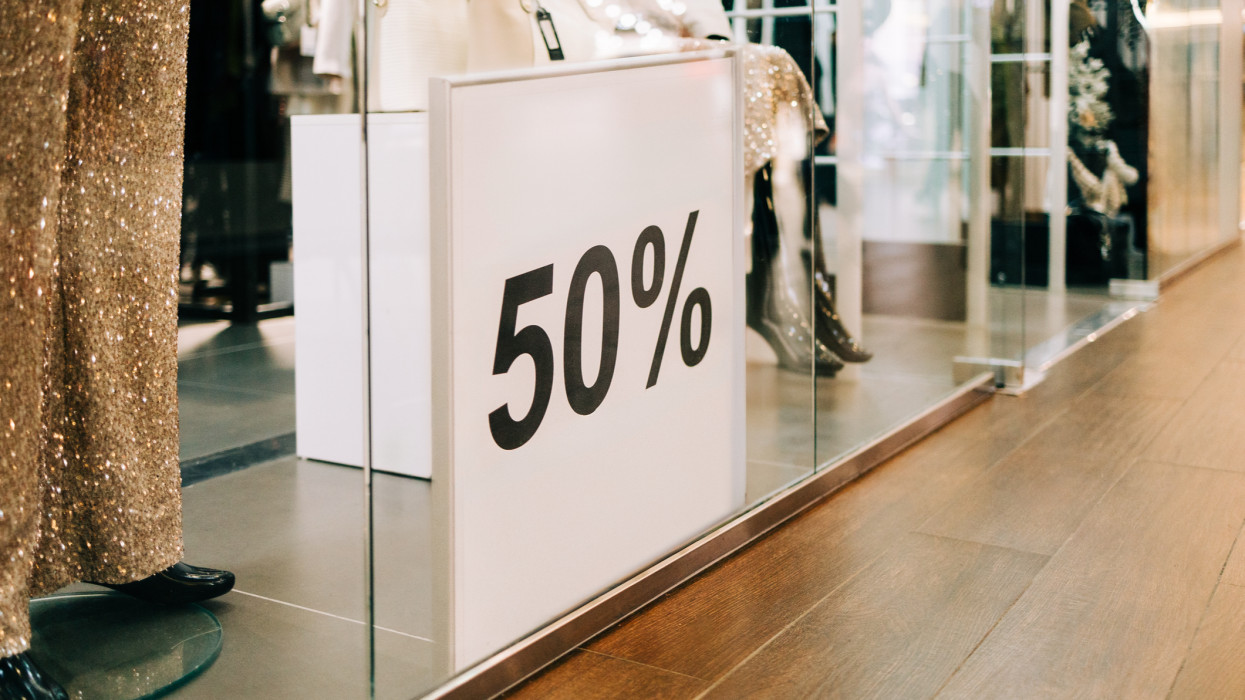 Óriási átverésekkel indultak el a nagy leértékelések a magyar üzletekben: erre nagyon figyelj, ha ma vásárolsz