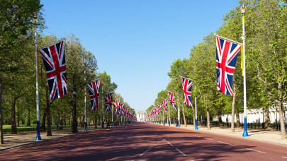 Hatalmas megtiszteltetés érte a brit szupersztár Idris Elbát: őt is lovaggá üti újévkor III. Károly