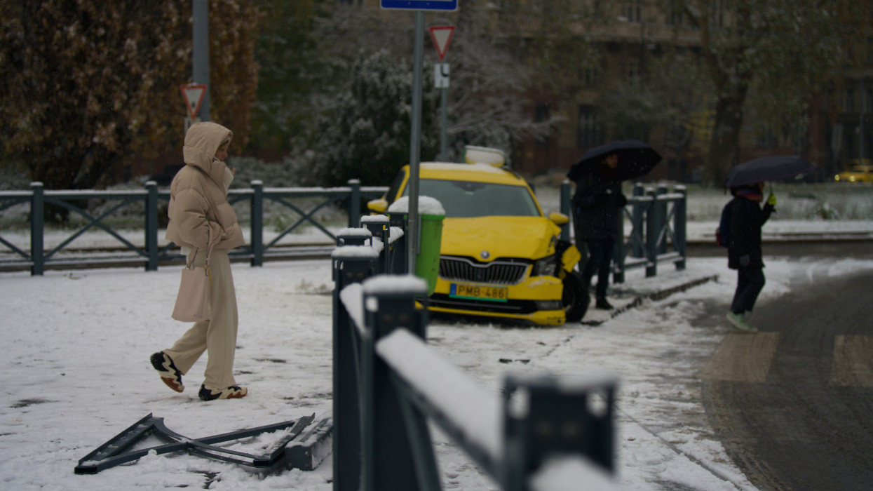 3823 esetnél segédkeztek a mentők szilveszterkor: sok bajt okoztak a tűzijátékok